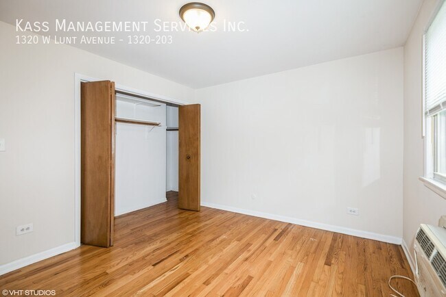 Building Photo - 1320 W Lunt Ave