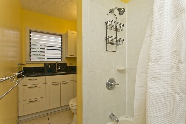 Building Photo - Remodeled boutique 1/1 unit furnished or u...