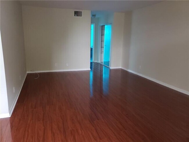 Building Photo - 500 NE 2nd St