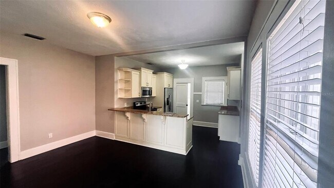 Building Photo - 403 S Albany Ave