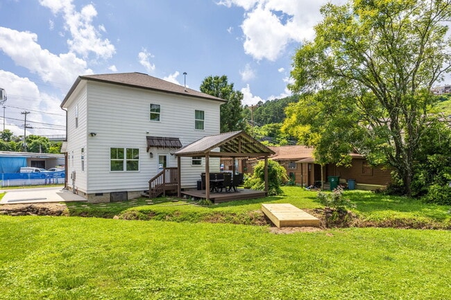 Building Photo - 213 Winchester St