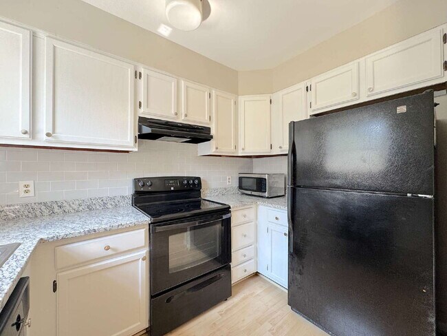 Building Photo - Welcome to this well-maintained top-floor condominium