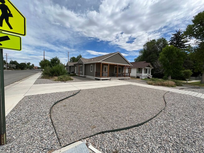 Building Photo - 409 S Broadway Ave