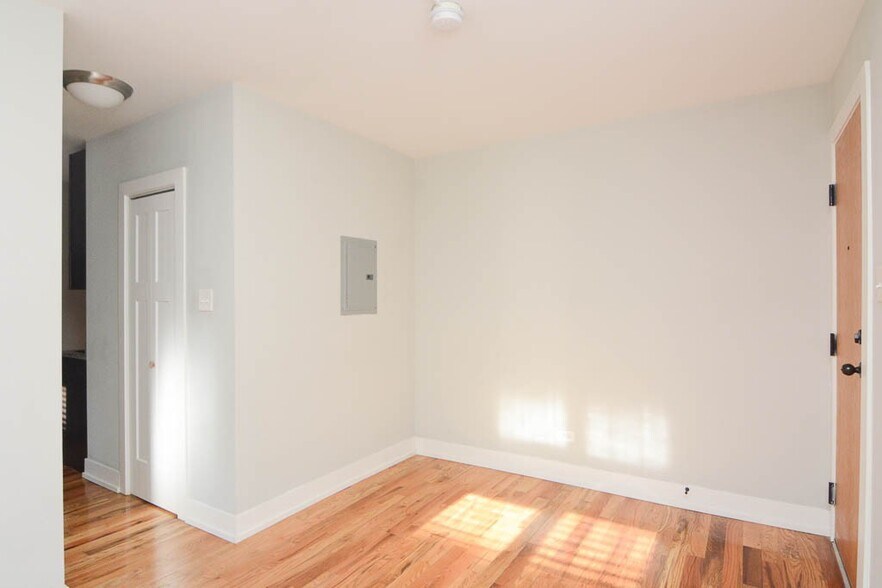 Building Photo - 2850 N Mildred Ave