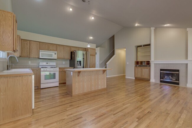 Building Photo - Shoreline Rambler Available NOW! 4 Bed 2 Bath w/spacious backyard!