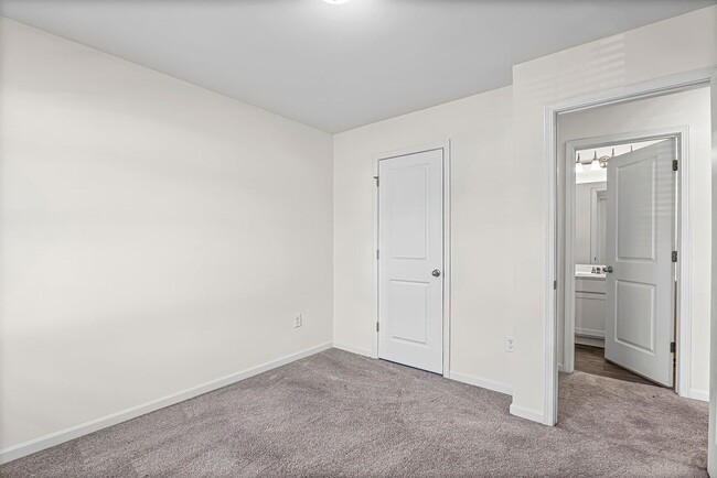 Building Photo - ***MOVE IN SPECIAL -$500 OF FIRST 2 MONTHS RENT WITH A MARCH 31ST OR SOONER MOVE IN DATE***Step i...