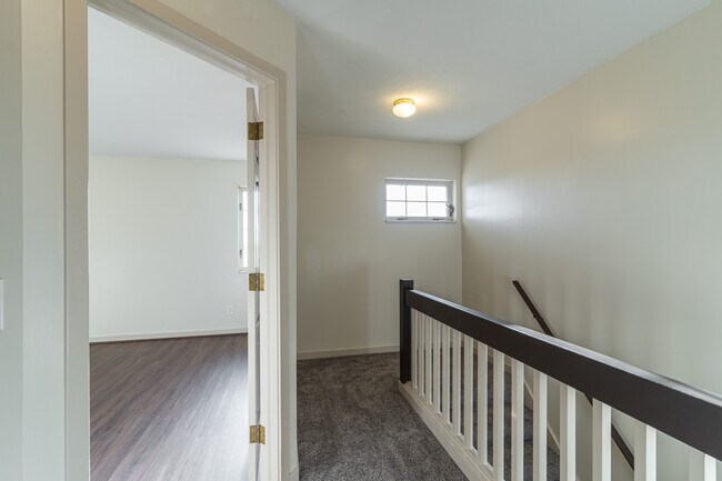 Building Photo - 2521 Woodmeadow Dr SE