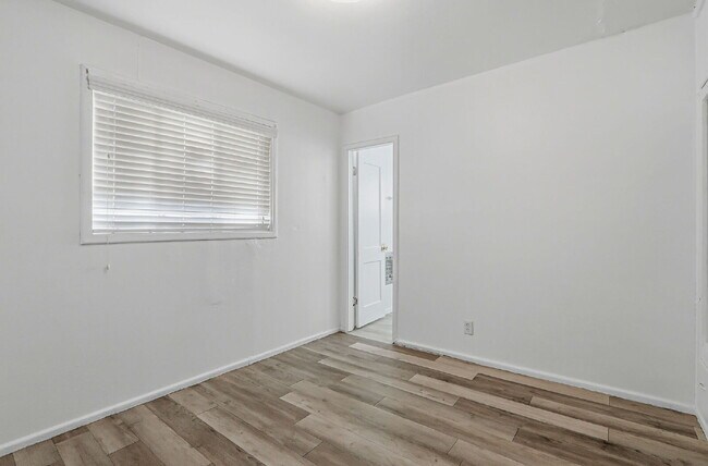 Building Photo - 79904$600 rent. Water and trash included in this 1 bedroom 1 bath apartment.
