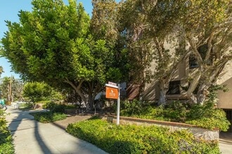 Building Photo - Prime Location 3 bedroom Townhome with Central A/C & Heat. Laundry in unit. Side-by-Side parking.