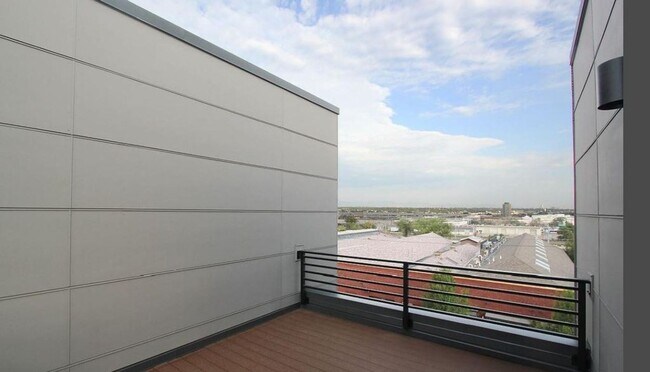 Building Photo - Show Stopper!