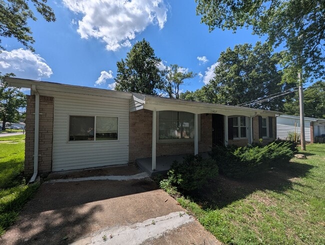 Building Photo - Room to Dream: Spacious 3-Bed in Spanish Lake