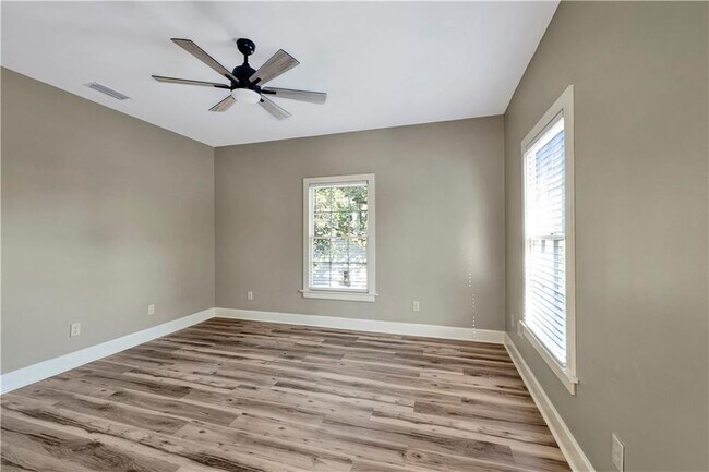 Building Photo - 305 Jackson St N