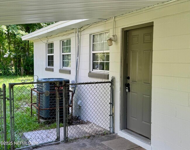 Building Photo - 7054 Red Robin Dr