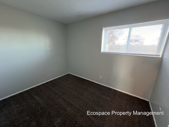 Building Photo - 2 Bedroom 1 Bathroom Garden Level Apartment in Aurora