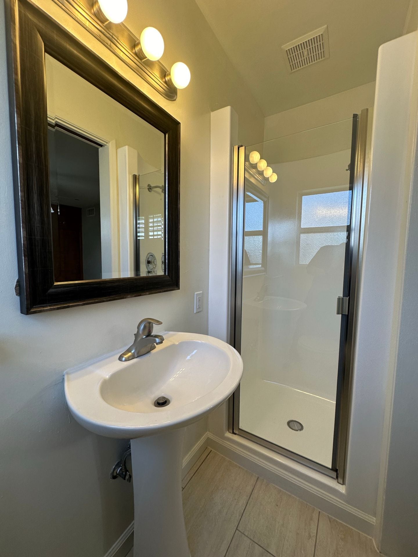 Building Photo - 9856 La Rosa Dr