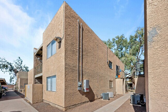 Building Photo - 2814 E Marconi Ave