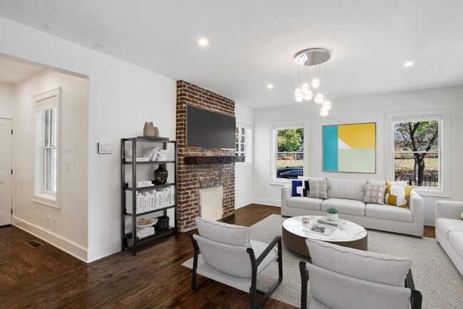 Building Photo - 564 Parkway Dr NE