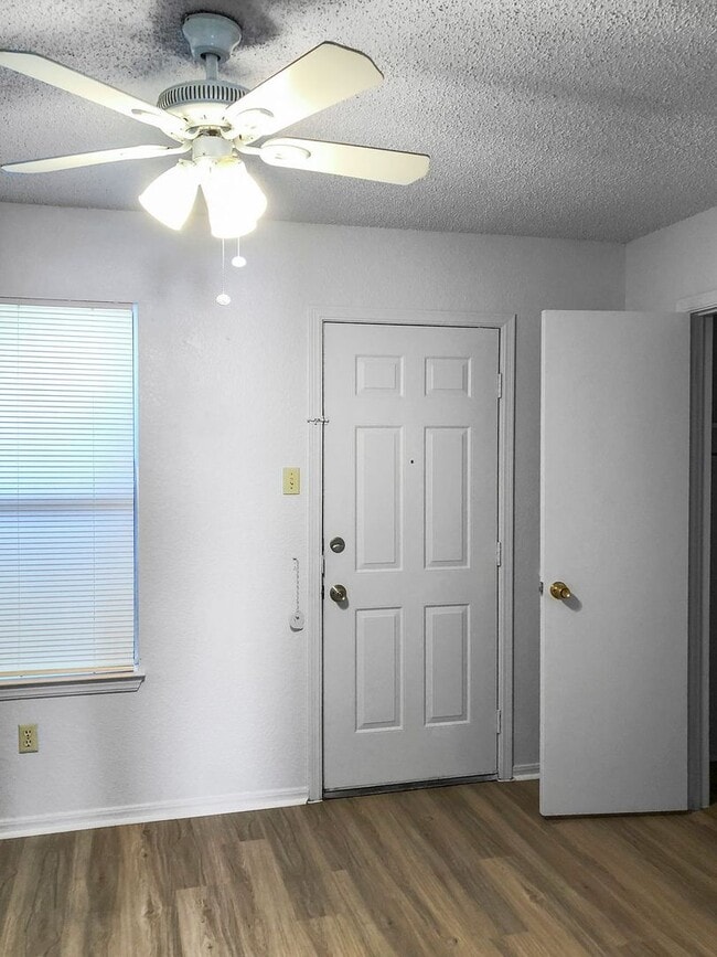 Building Photo - 821 N Mesquite St