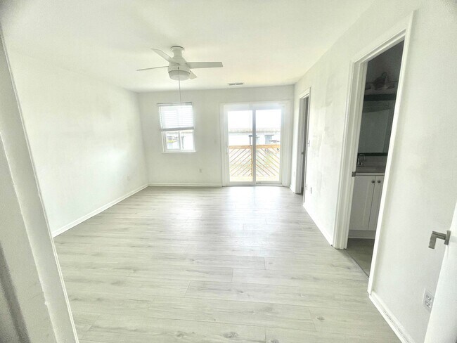 Building Photo - Stunning Waterfront Condo with Deep Water Access!