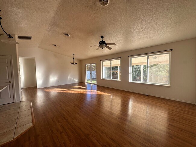 Building Photo - 3 Bedroom 2 Bathroom Home for rent in Bloo...