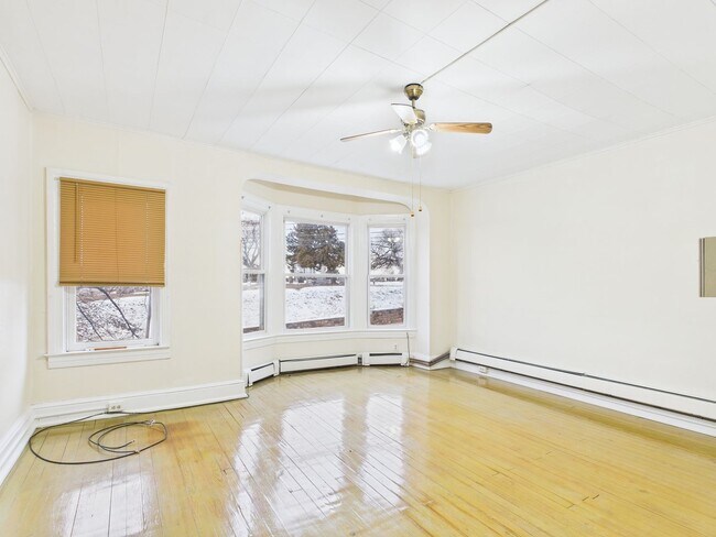 Building Photo - 735 N George St