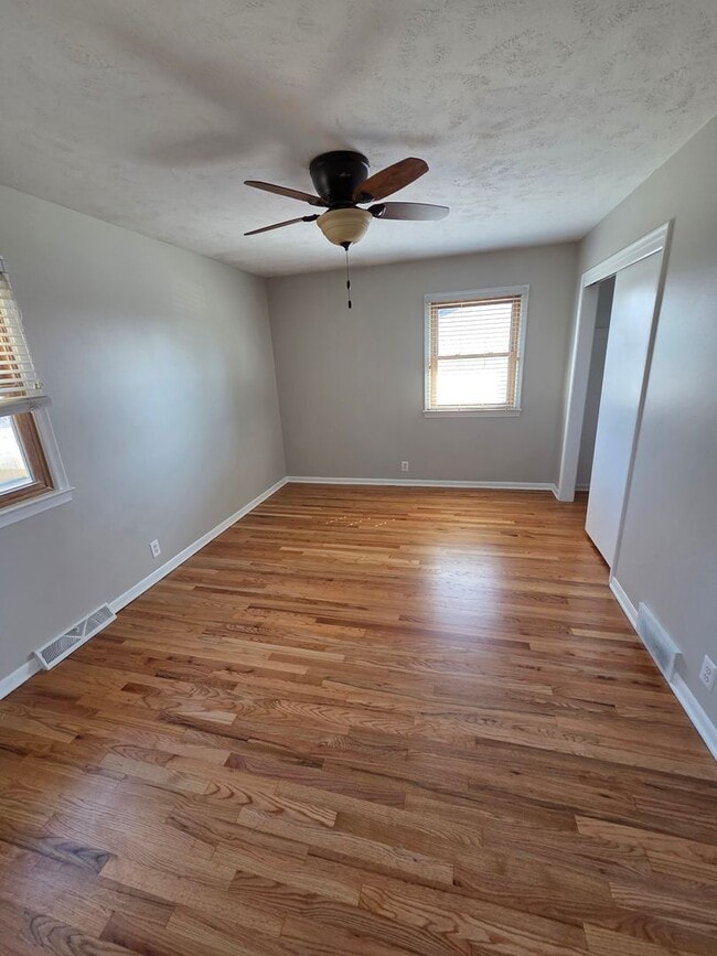 Building Photo - 3 bed, 2 bath, 1 car garage, fenced backyard, newly remodeled!