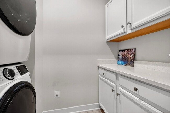 Building Photo - Luxurious 3 Bed 2.5 Bath Townhome In Beautiful Foster's Glen