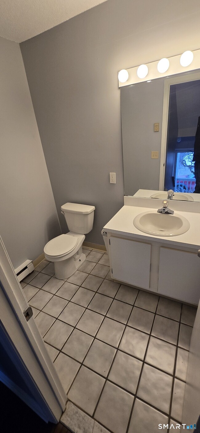 Building Photo - 925 Oronoke Rd