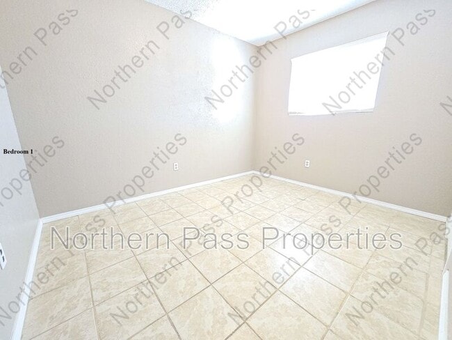 Building Photo - 810 Elm St