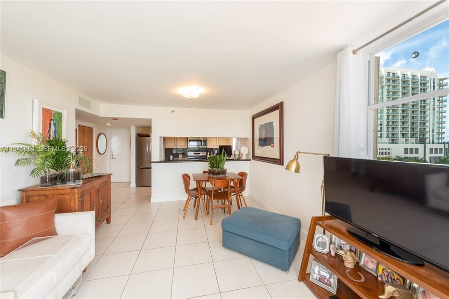 Building Photo - 1420 Brickell Bay Dr