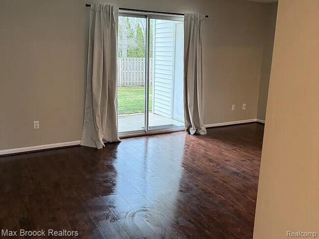 Building Photo - 42491 Plymouth Hollow Dr