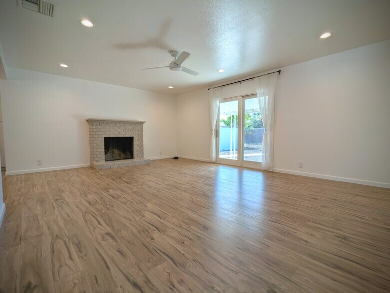 Building Photo - 2213 Newport Dr