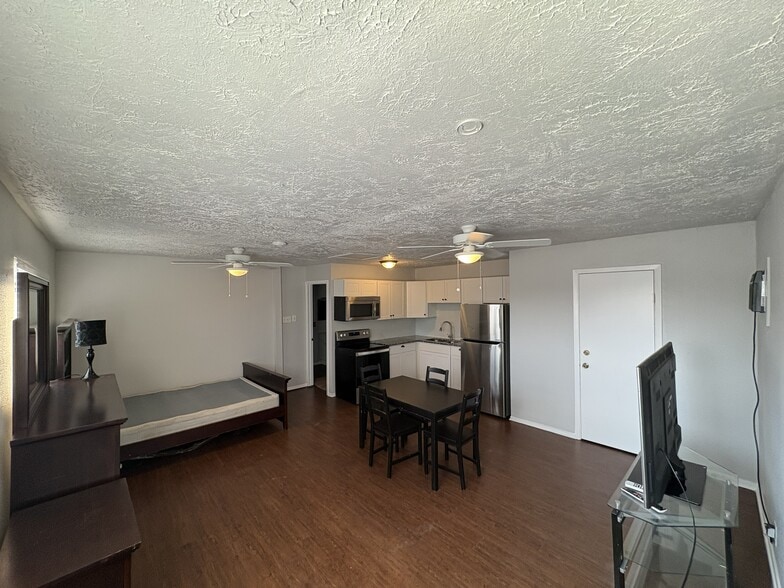 Building Photo - 9283 Five Palms Dr