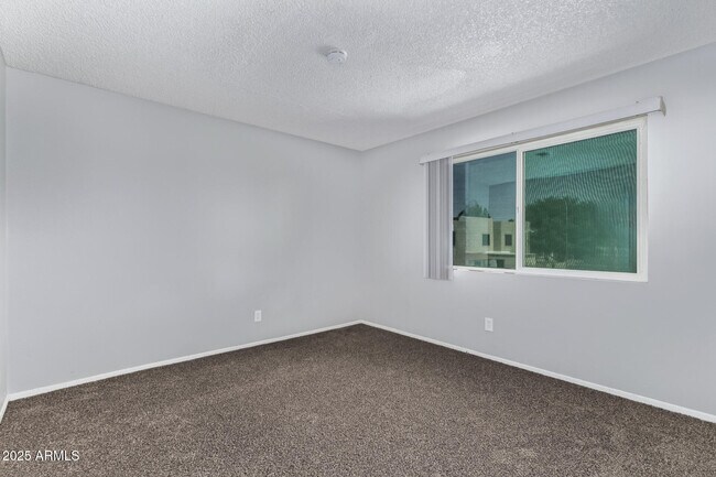 Building Photo - 5871 N 47th Dr
