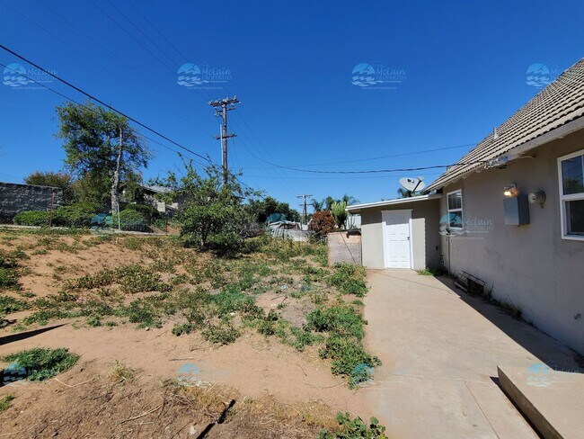 Building Photo - 2B/1B Home in Fallbrook!