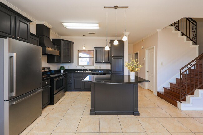 Building Photo - 707 St James Dr