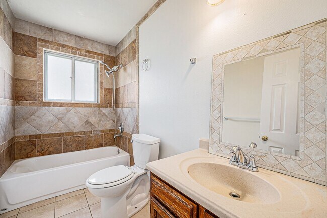 Building Photo - Spacious 3BD 2 Bath Home