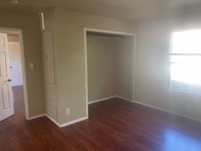 Building Photo - Wonderful Stand Alone Home