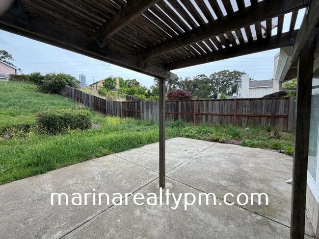 Building Photo - Glen Cove Beauty 3 bed 2.5  bath 2 Story home in established neighborhood