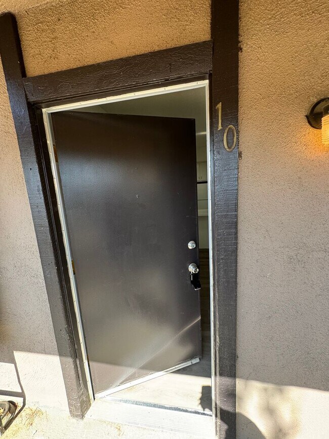 Building Photo - 2 Bed 1 Bath Apartment move in ready!!