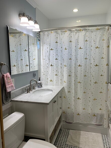 Building Photo - 1045 Adams St