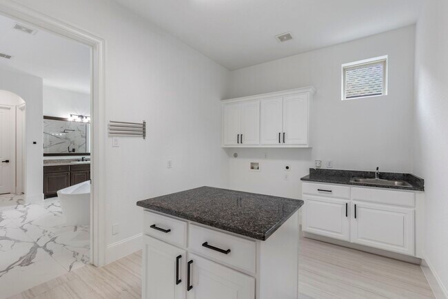 Building Photo - 18 Player Vista Pl