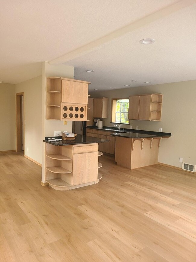 Building Photo - Spacious In-Town Home Near the High School
