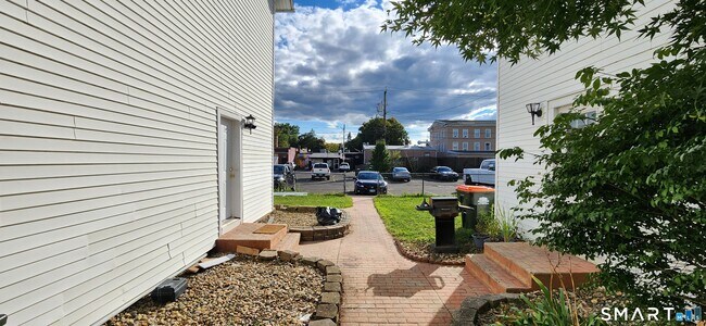 Building Photo - 24 Meadow St