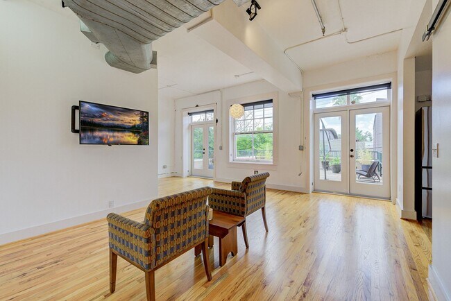 Building Photo - Designer condo with a private rooftop terrace