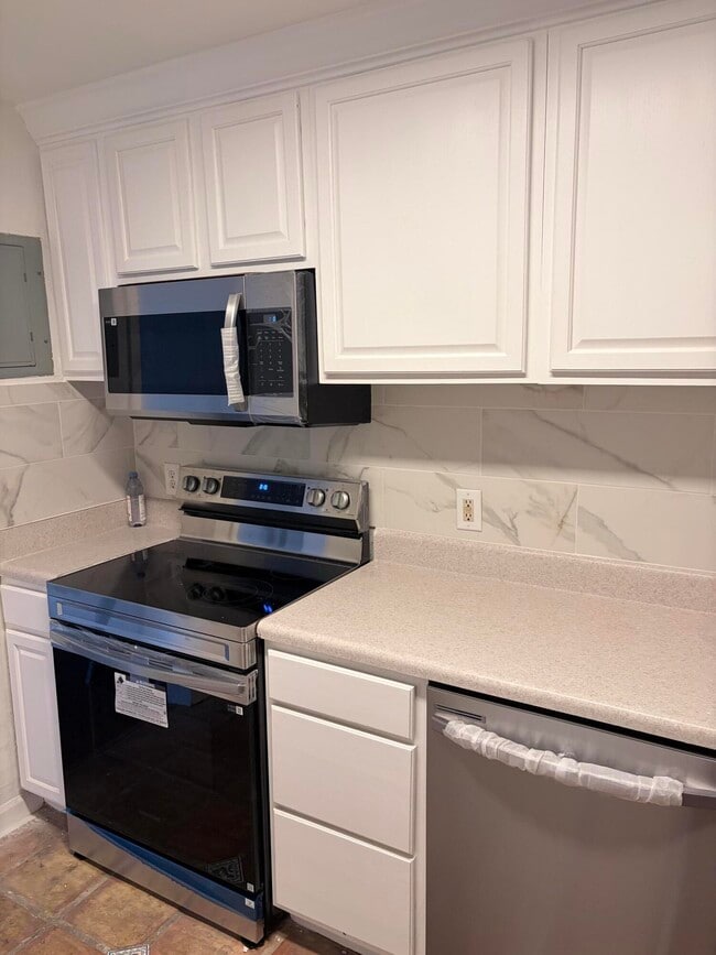 Building Photo - 213 SE 9th St