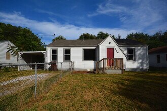 Building Photo - 3 Bedroom, 1 Bath totally fenced-in yard