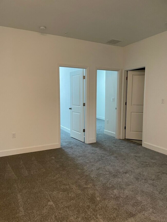 Building Photo - AVAILALBE NOW!! TOWNHOME IN HIGHLY DESIRAB...