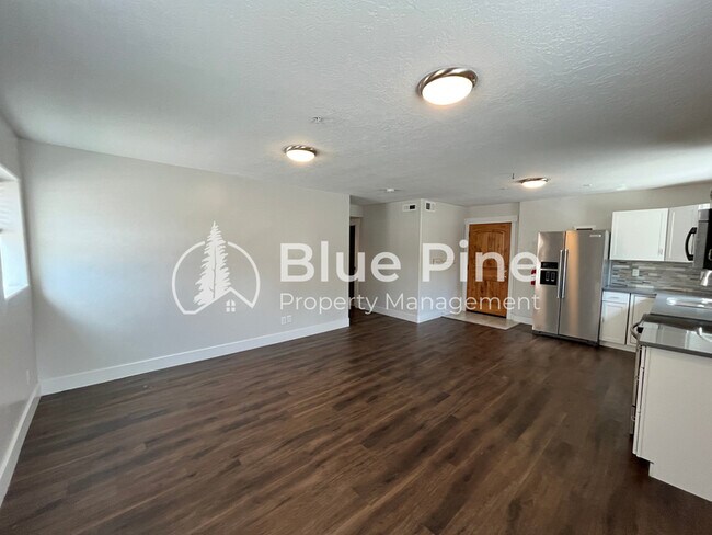 Building Photo - 1420 E 17th St