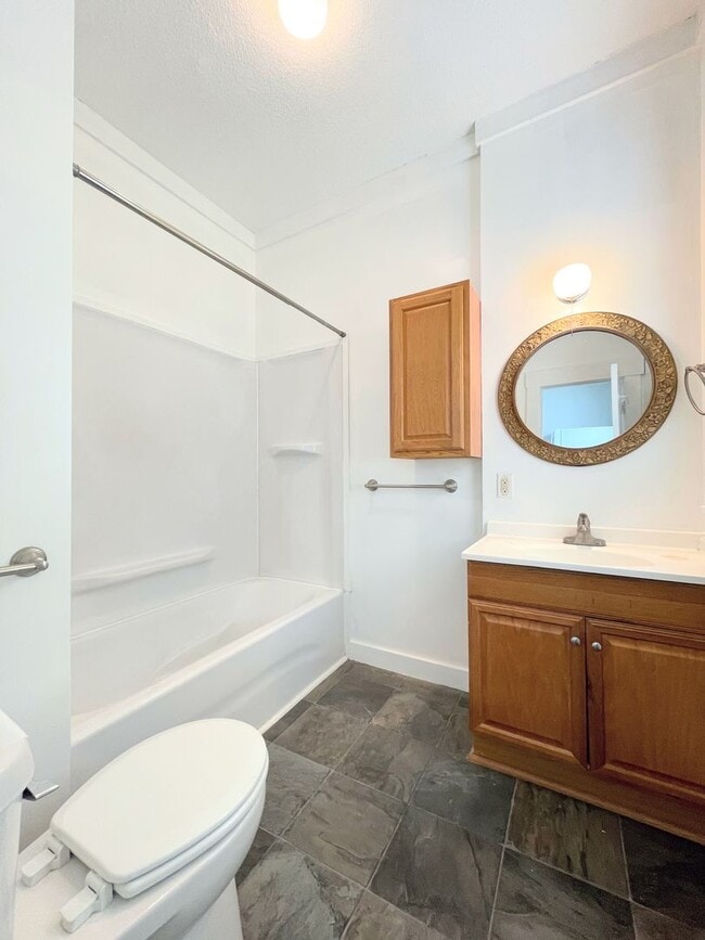 Building Photo - Spacious 2 bedroom with garage